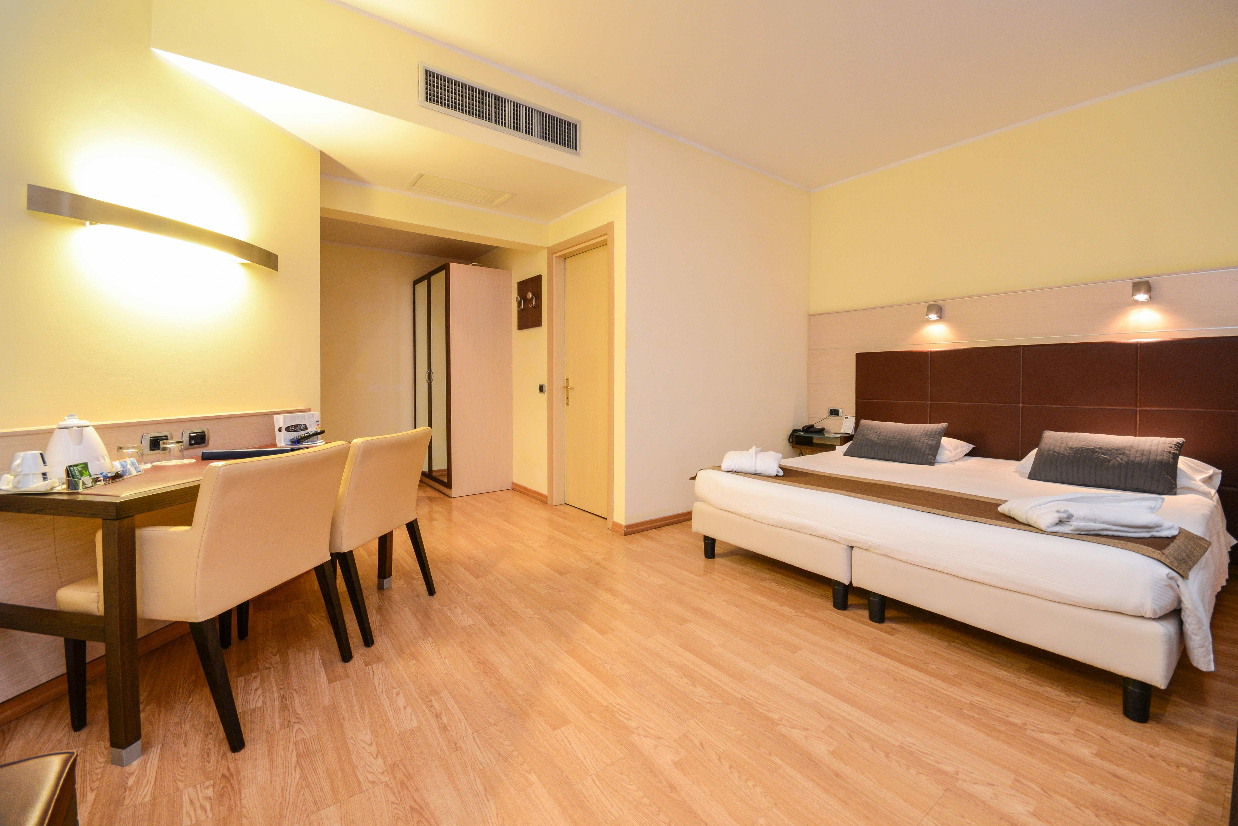 Hotel Master Brescia Esterno foto